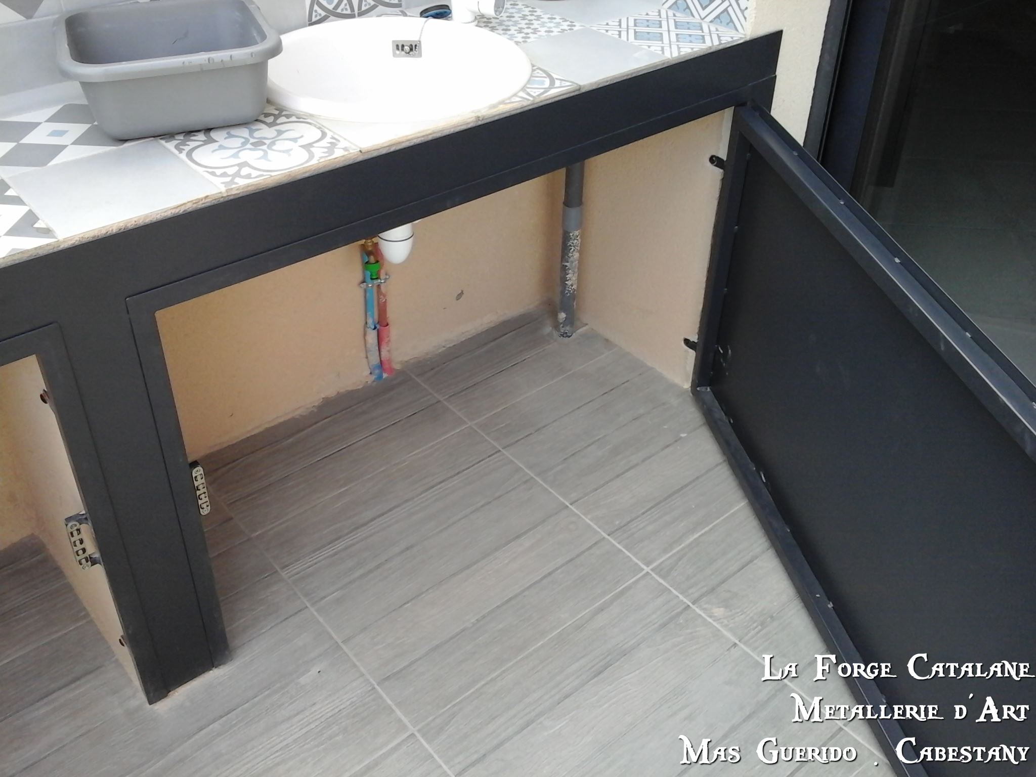 Porte sous evier tole pleine fermeture aimants fer la forge catalane cabestany - 250KB.jpg